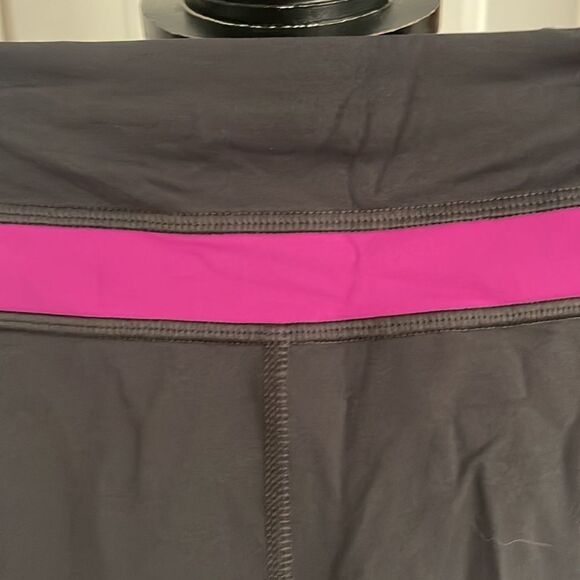 Lululemon 3/4 workout legging - Picture 2 of 4